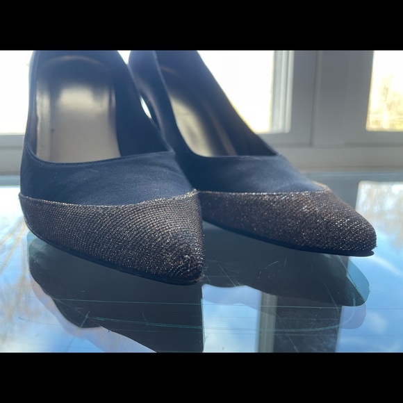 Classic shape, Stuart Weitzman, black pumps with metallic accent. - Picture 4 of 5